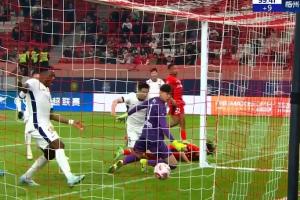 零封奖没了！王燊超高难度凌空解围变乌龙，海港被追回一个