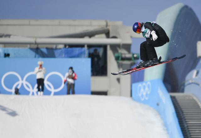 开云体育在线-谷爱凌冬奥首秀稳健发挥 排名第五晋级大跳台决赛