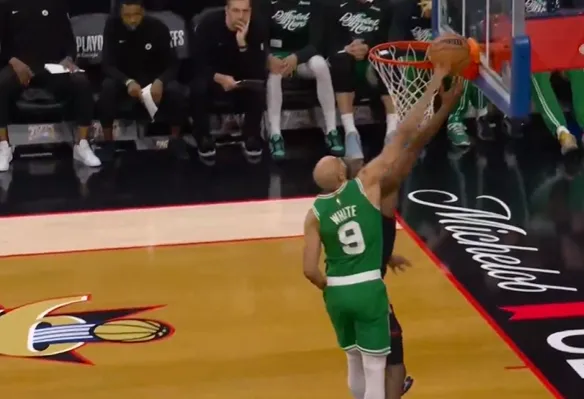 赛事服务-最会盖帽的后卫！怀特上下半场各送给恩比德马克西钉板大帽